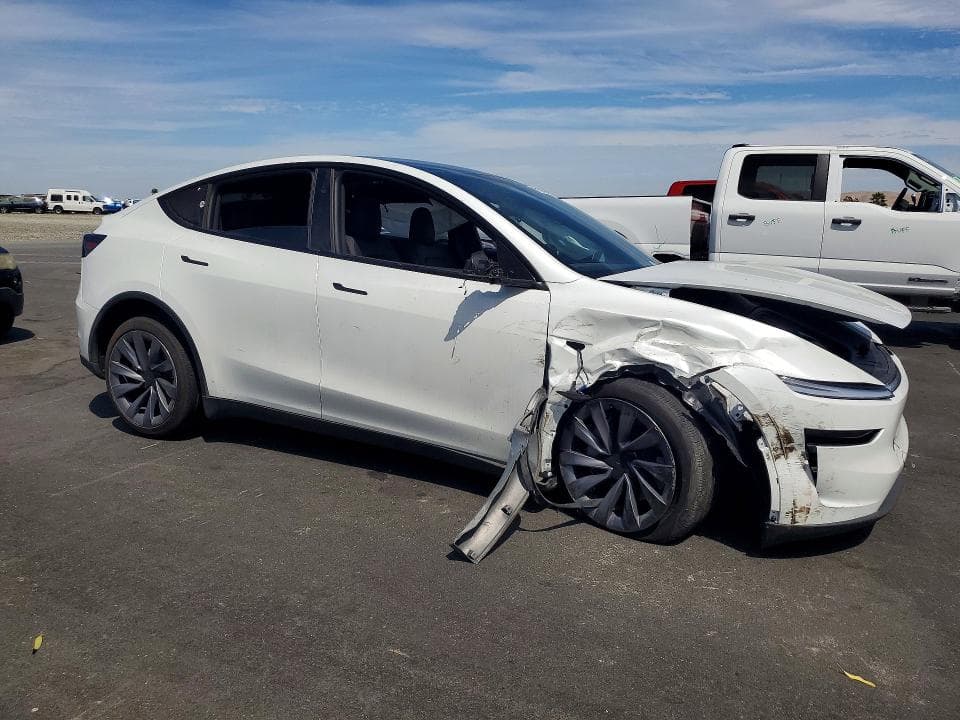 2026 TESLA MODEL Y 4