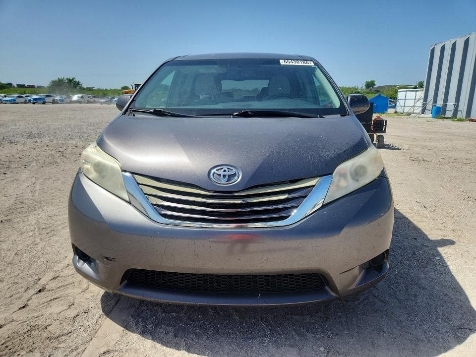 2017 TOYOTA SIENNA LE 5