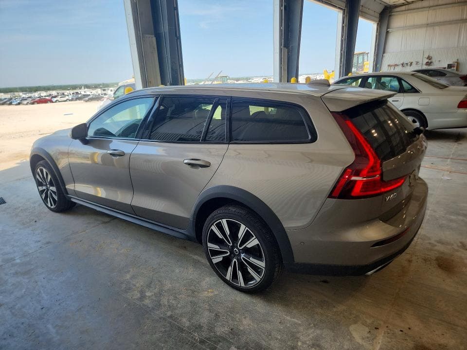 2020 VOLVO V60 CROSS COUNTRY T5 MOMENTUM 2