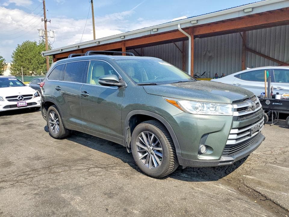 2017 TOYOTA HIGHLANDER XLE 4