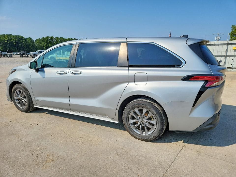 2021 TOYOTA SIENNA LE 2