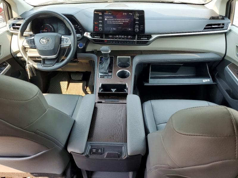 2021 TOYOTA SIENNA XLE 8