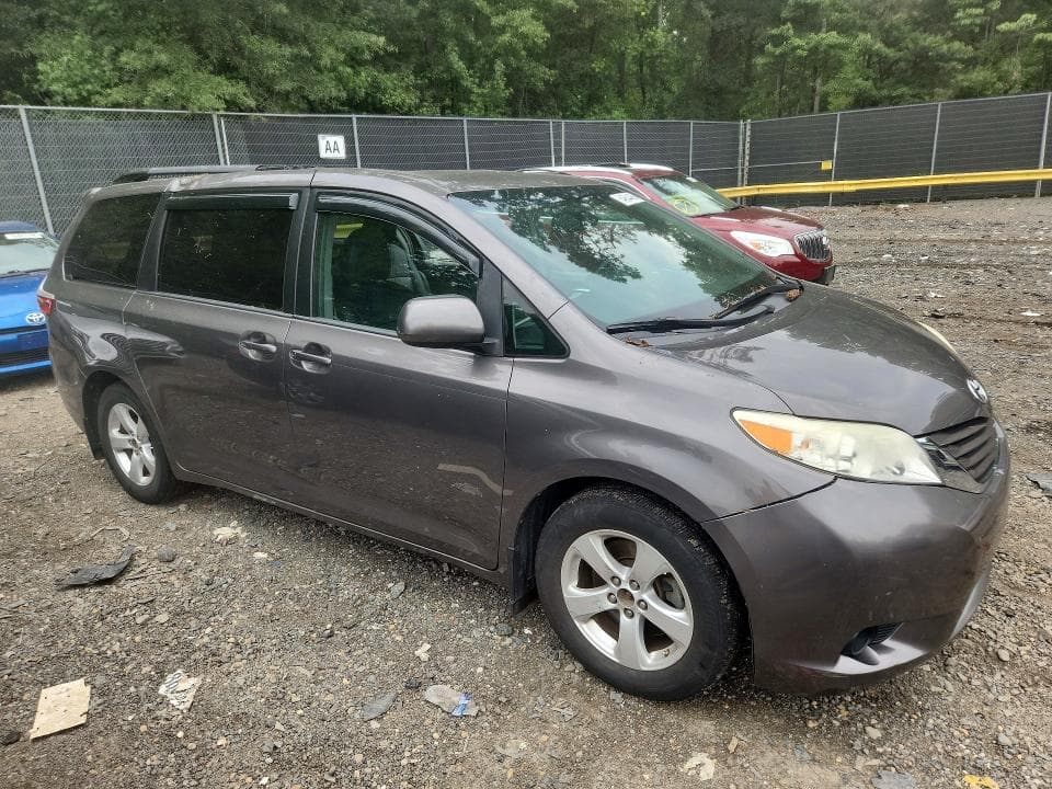 2017 TOYOTA SIENNA LE 4