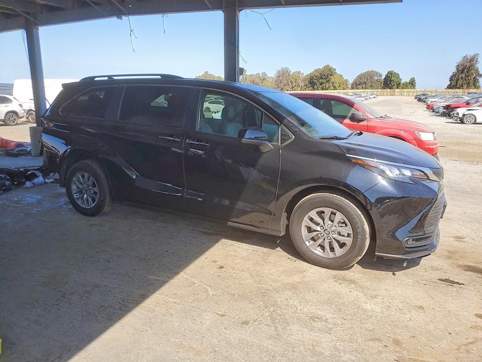 2026 TOYOTA SIENNA XLE 8-PASSENGER 4