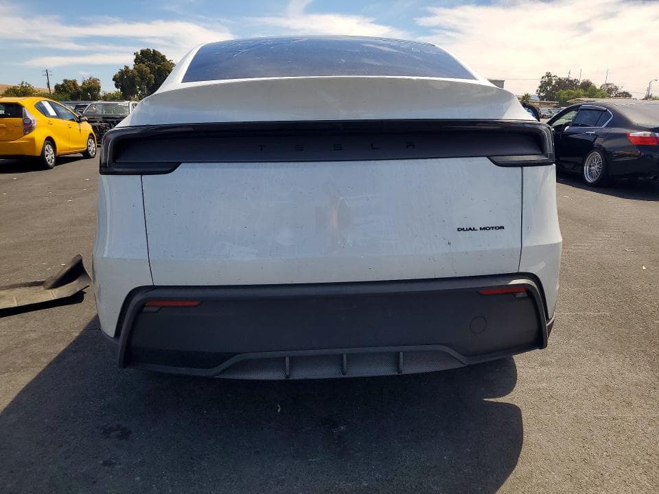 2026 TESLA MODEL Y 6