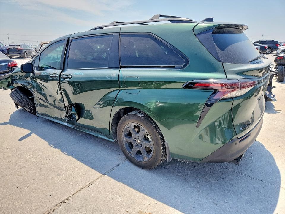2025 TOYOTA SIENNA WOODLAND EDITION 2