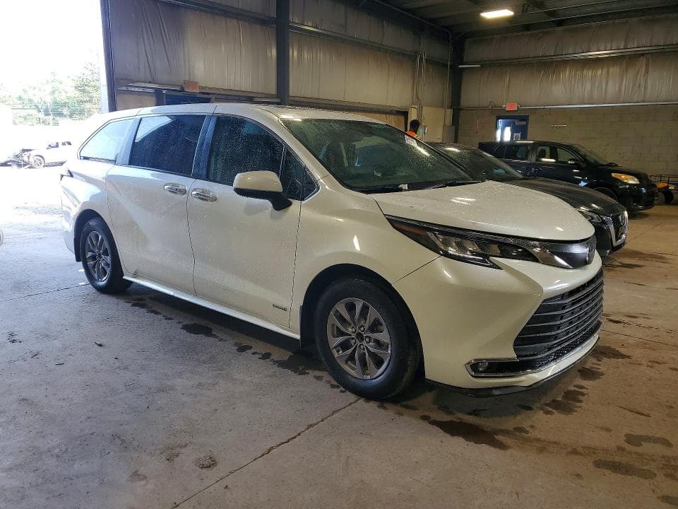 2021 TOYOTA SIENNA XLE 4