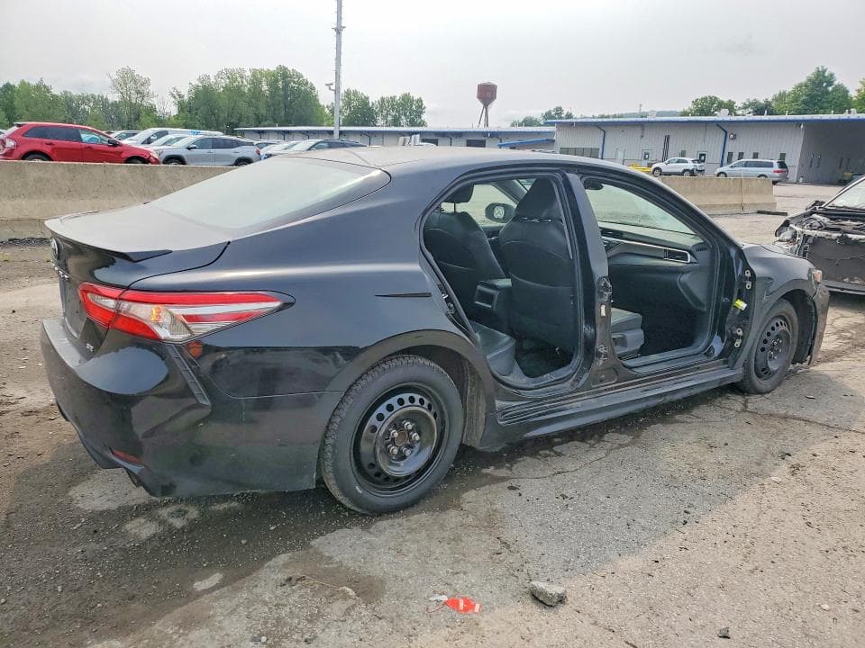 2018 TOYOTA CAMRY SE 3