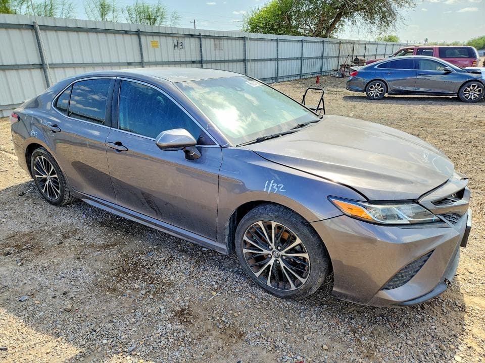 2018 TOYOTA CAMRY SE 4