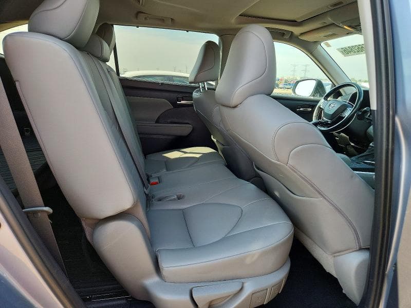2021 TOYOTA HIGHLANDER XLE 11