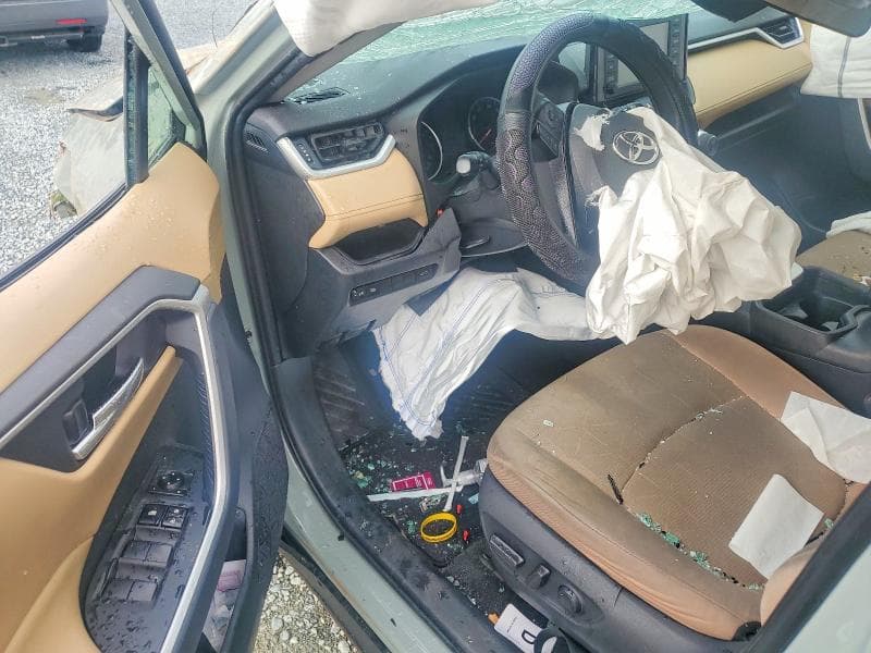 2019 TOYOTA RAV4 XLE 8