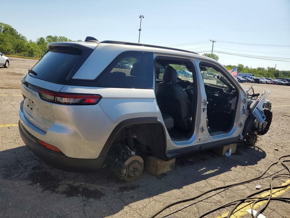 2023 JEEP GRAND CHEROKEE LAREDO 3