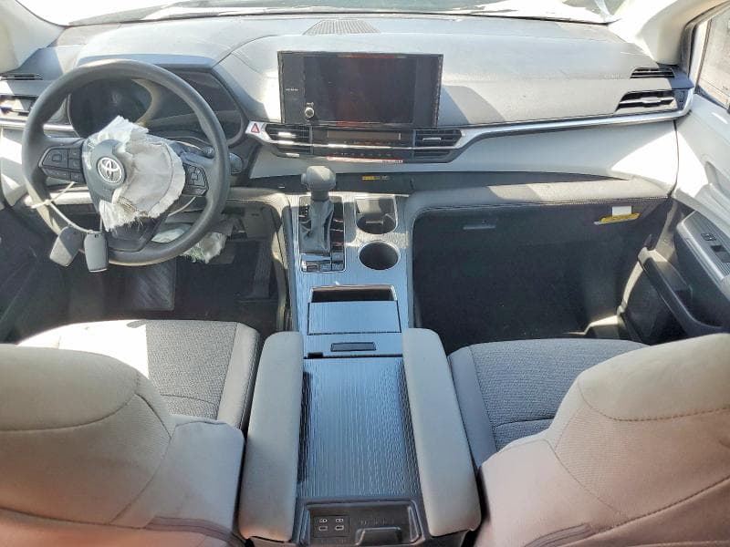 2026 TOYOTA SIENNA LE 8