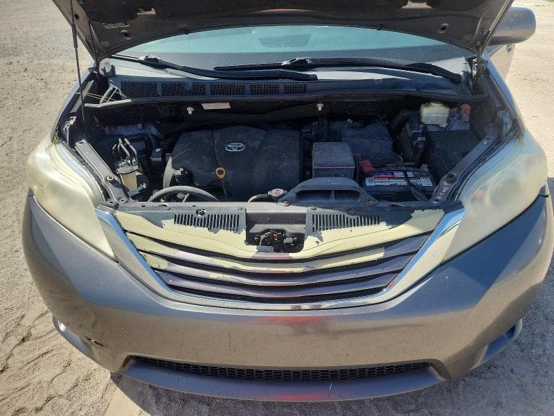 2017 TOYOTA SIENNA LE 12