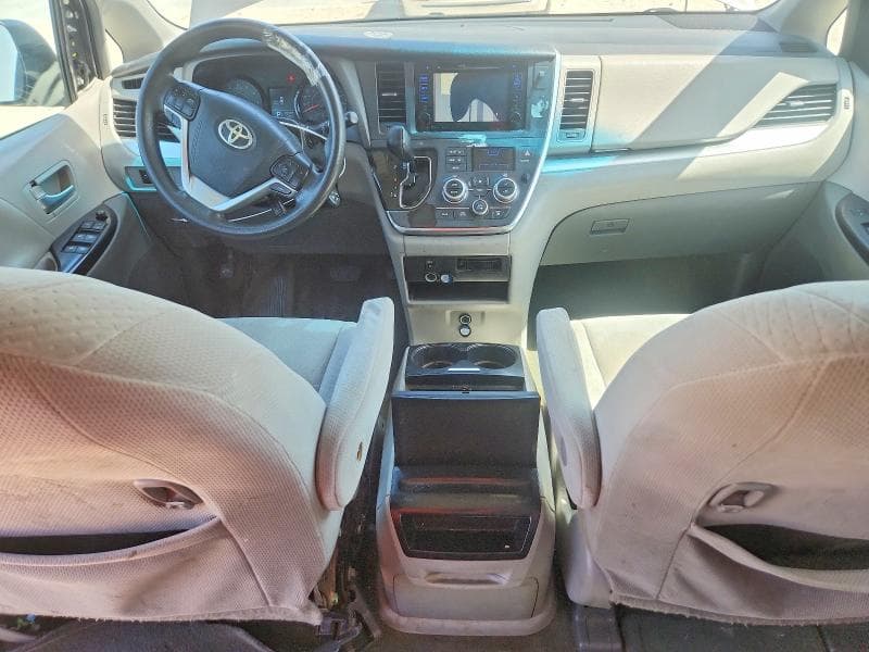 2017 TOYOTA SIENNA LE 8
