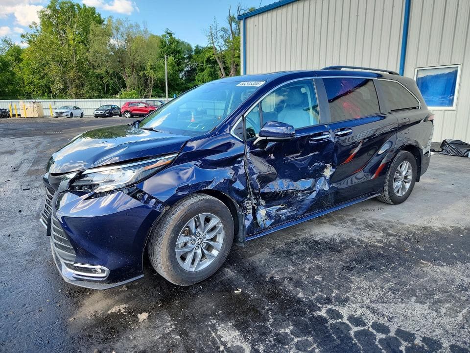 2022 TOYOTA SIENNA XLE
