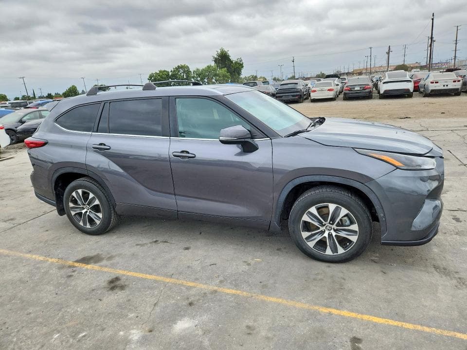 2023 TOYOTA HIGHLANDER XLE 4