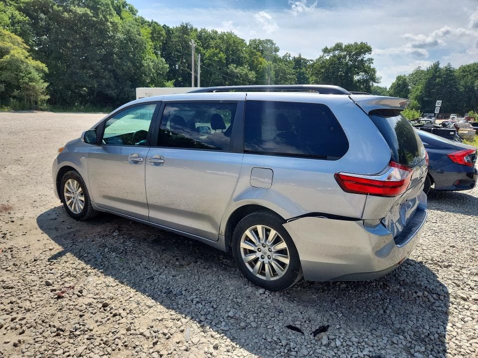 2017 TOYOTA SIENNA LE 2