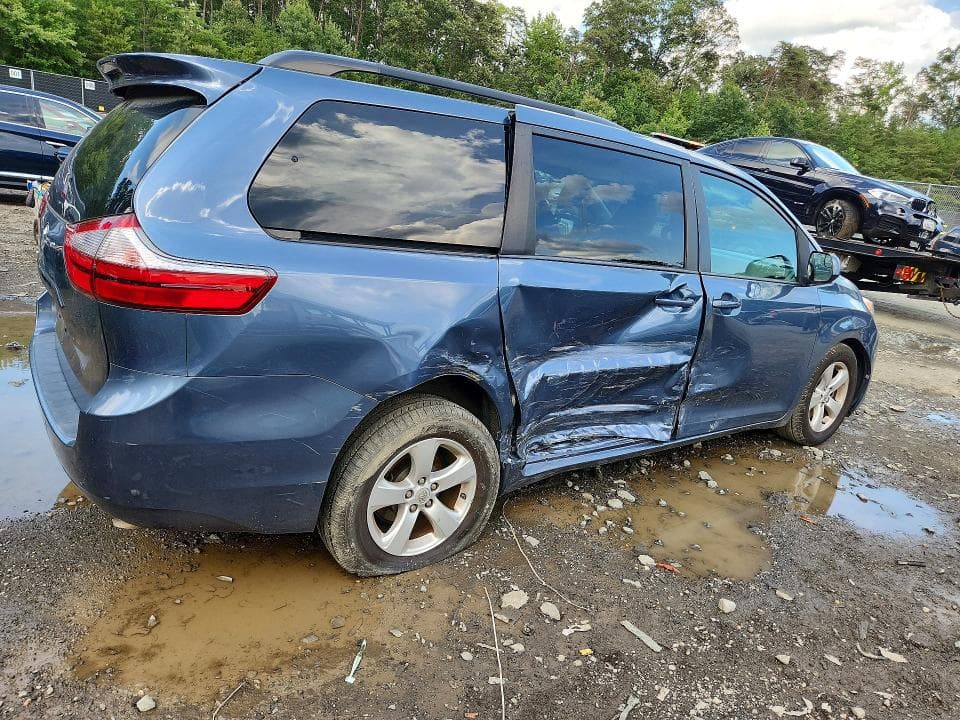 2017 TOYOTA SIENNA LE 3