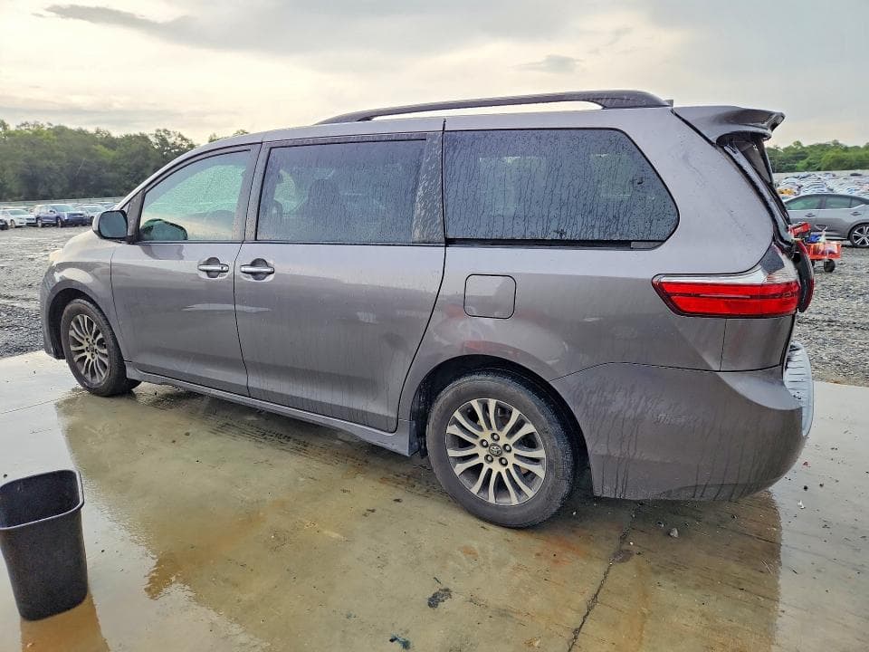 2018 TOYOTA SIENNA XLE 8-PASSENGER 2