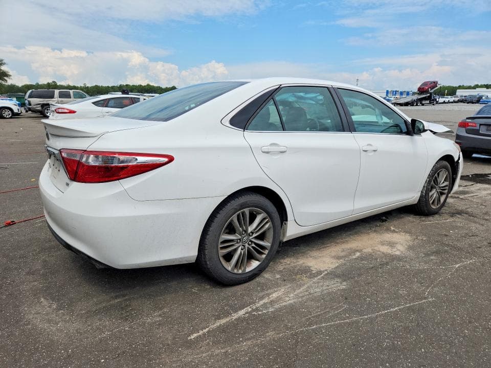 2017 TOYOTA CAMRY SE 3