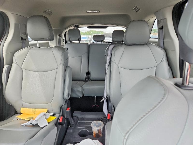 2023 TOYOTA SIENNA XLE 10