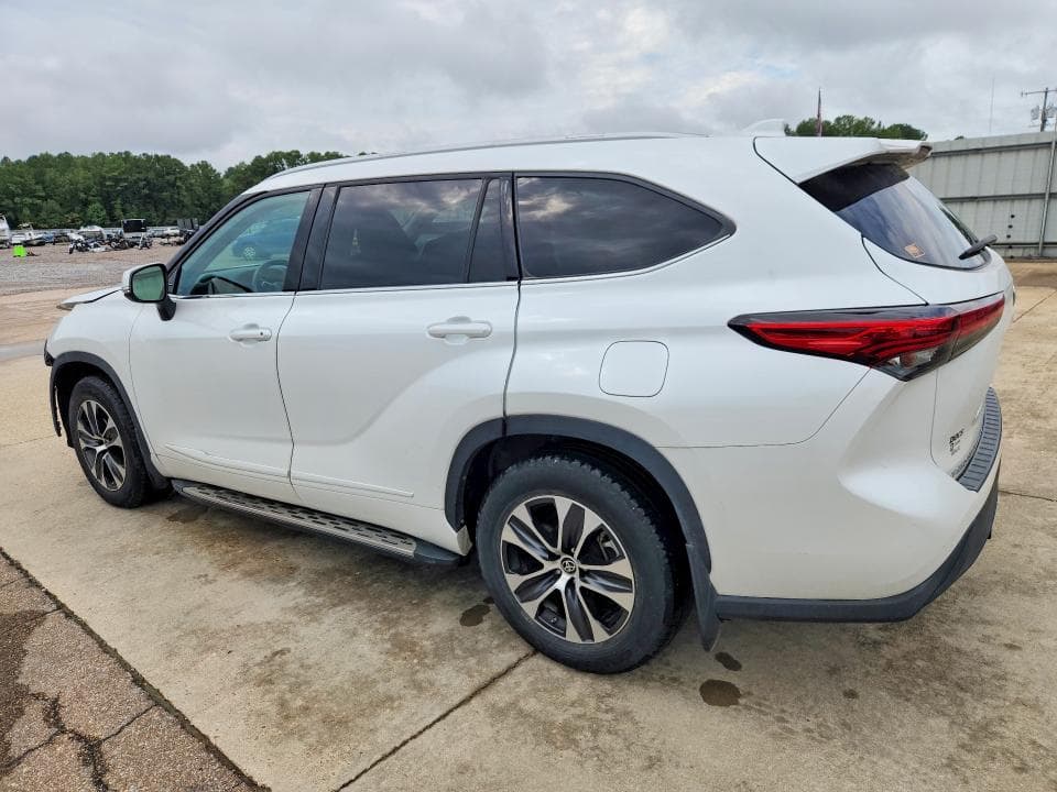 2022 TOYOTA HIGHLANDER XLE 2