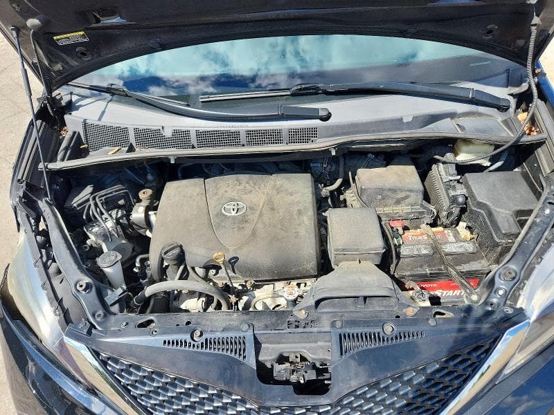 2017 TOYOTA SIENNA SE 12