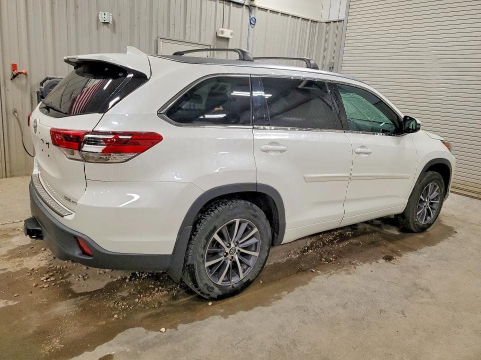 2018 TOYOTA HIGHLANDER XLE 3
