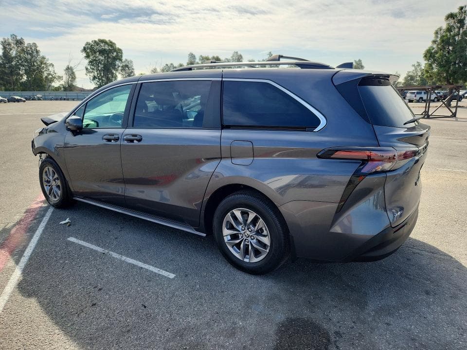2025 TOYOTA SIENNA LE 2