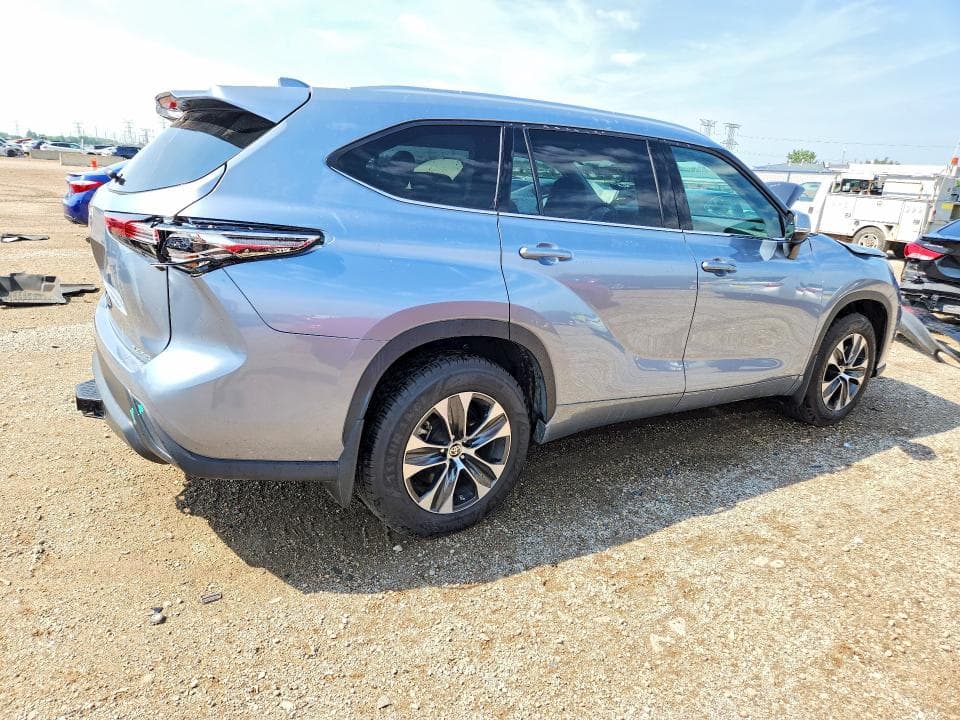 2021 TOYOTA HIGHLANDER XLE 3