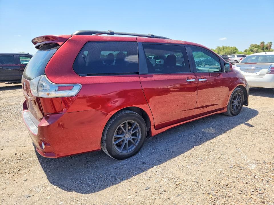 2017 TOYOTA SIENNA SE 3