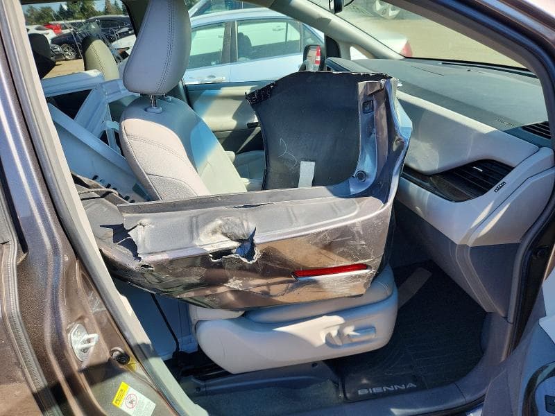 2017 TOYOTA SIENNA XLE 8-PASSENGER 12