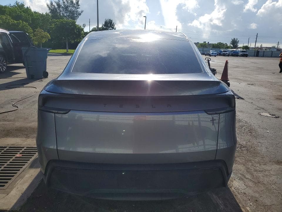 2026 TESLA MODEL Y 6