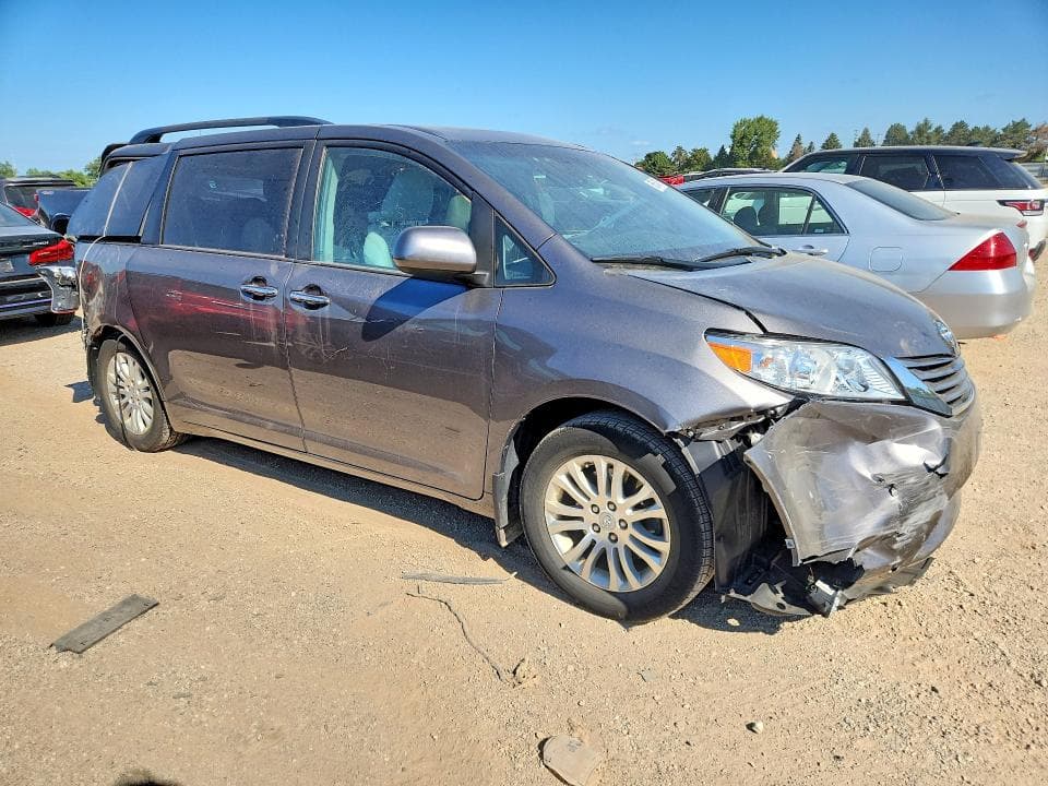 2017 TOYOTA SIENNA XLE 8-PASSENGER 4