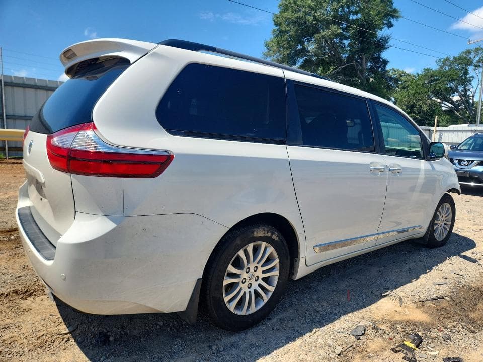 2017 TOYOTA SIENNA XLE PREMIUM 8-PASSENGER 3