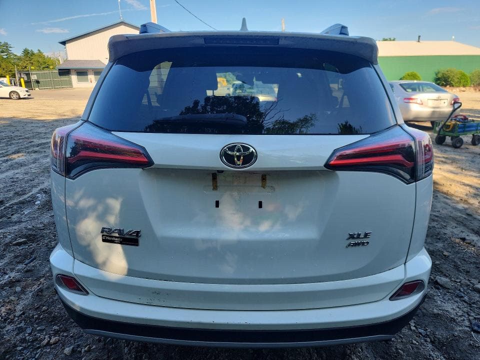 2017 TOYOTA RAV4 XLE 6