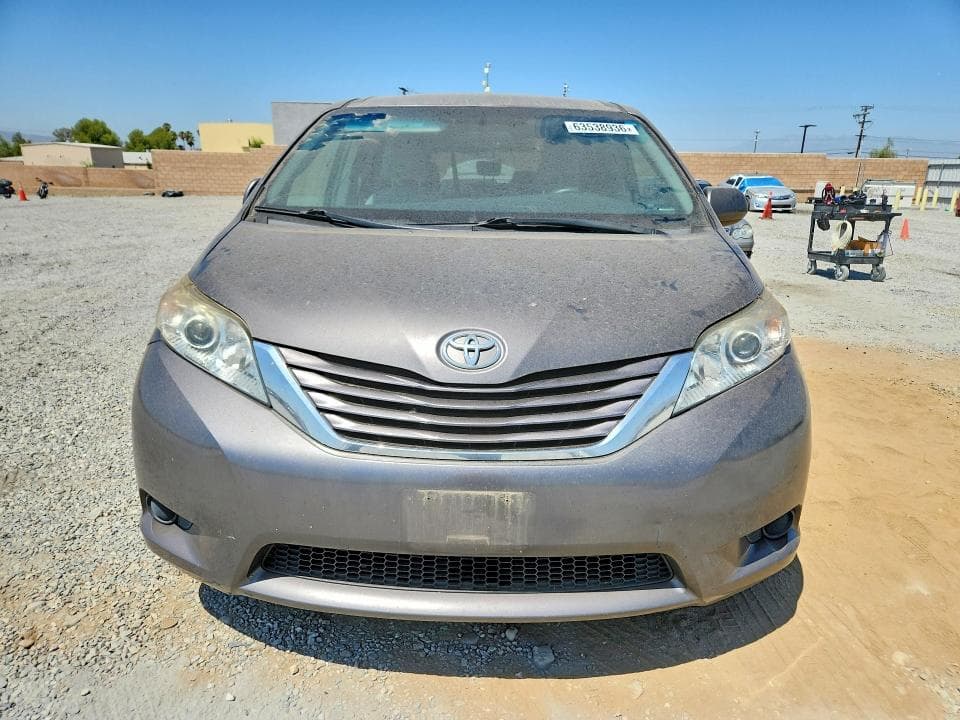 2017 TOYOTA SIENNA LE 5