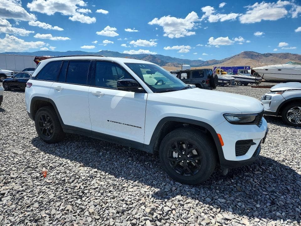 2025 JEEP GRAND CHEROKEE LAREDO 4