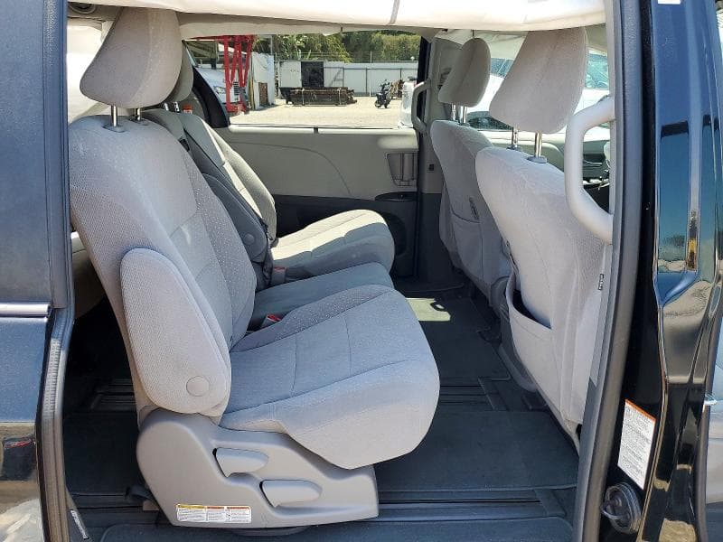 2018 TOYOTA SIENNA LE 11