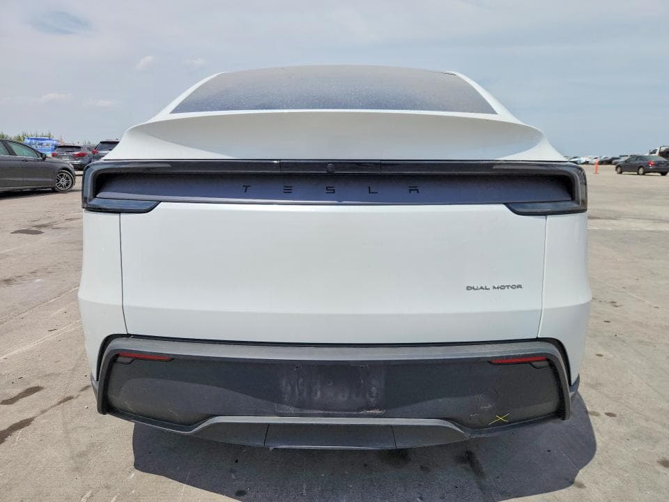 2026 TESLA MODEL Y 6
