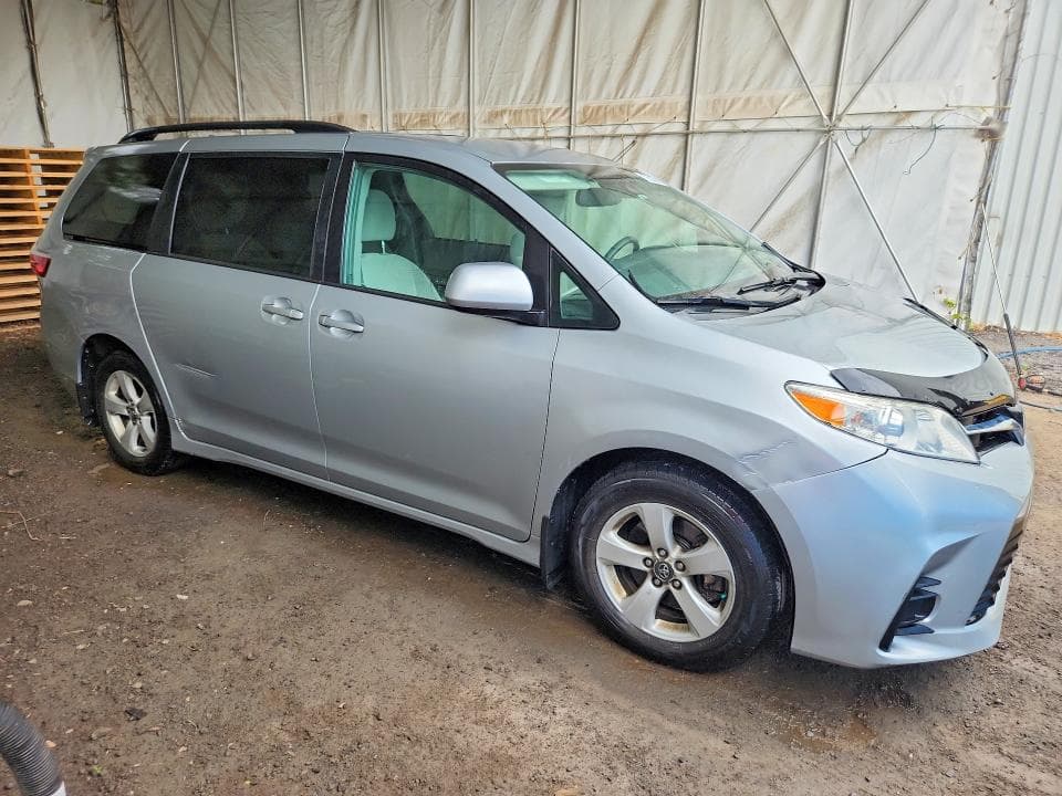 2019 TOYOTA SIENNA LE 4