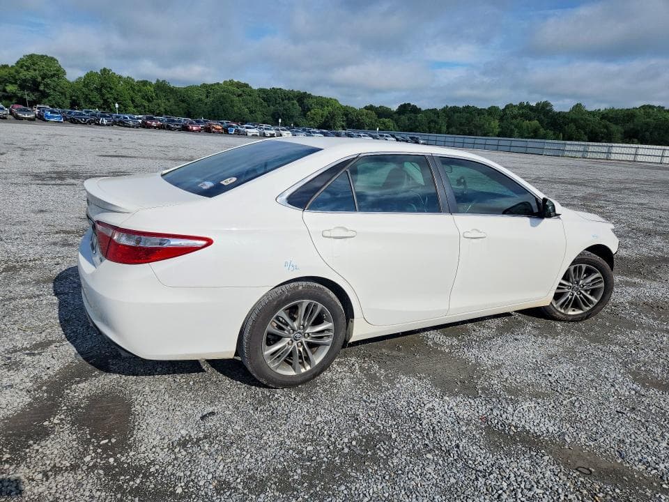2017 TOYOTA CAMRY SE 3