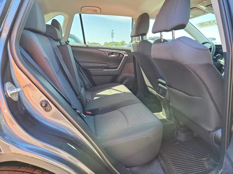 2020 TOYOTA RAV4 XLE 11