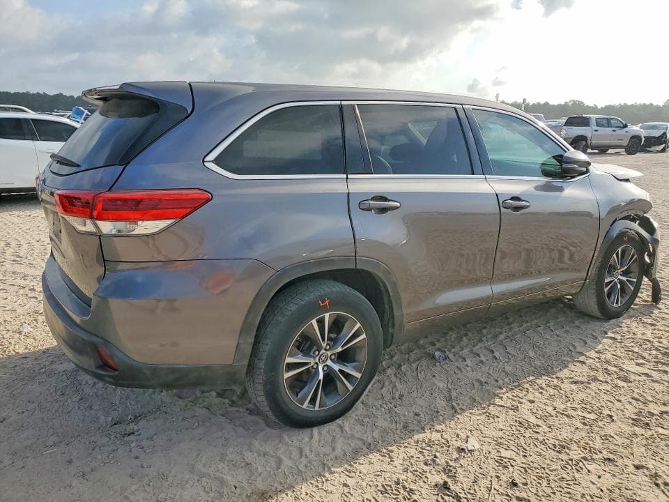 2018 TOYOTA HIGHLANDER LE 3