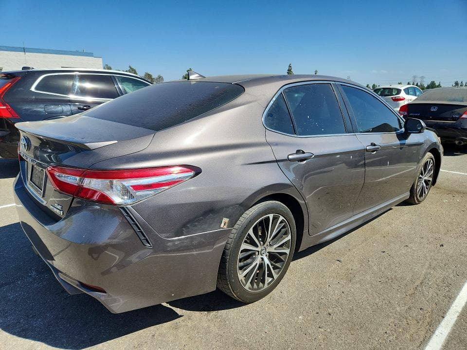 2020 TOYOTA CAMRY SE 3