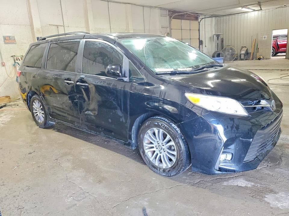 2018 TOYOTA SIENNA XLE 8-PASSENGER 4