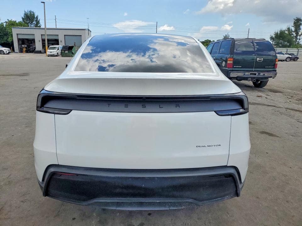 2026 TESLA MODEL Y 6