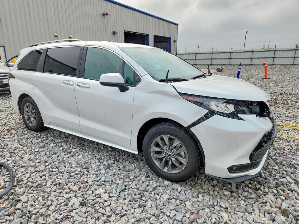 2025 TOYOTA SIENNA XLE 7-PASSENGER 4