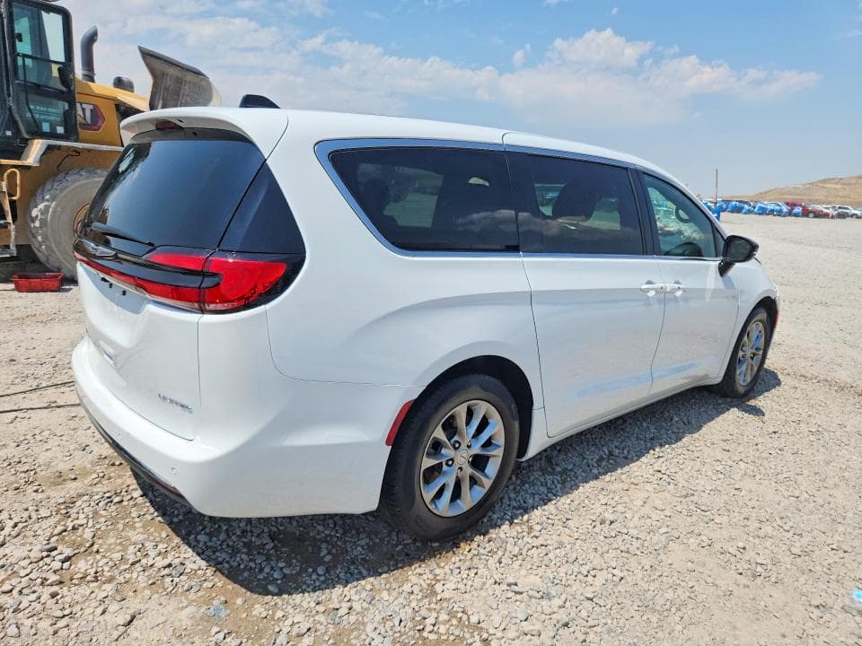 2026 CHRYSLER PACIFICA LIMITED 3